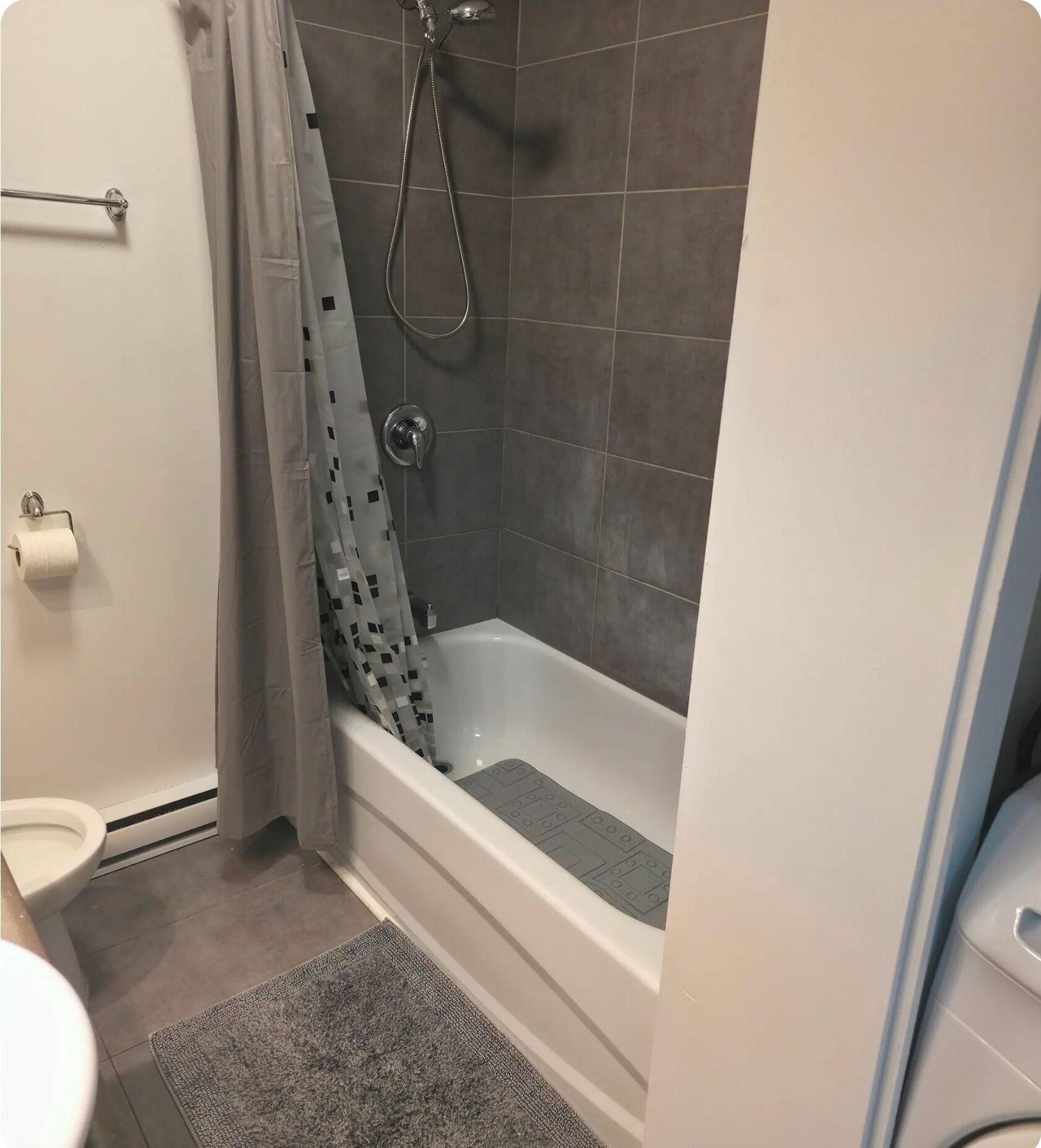 Secador de pelo, bidet, toallas, jabón