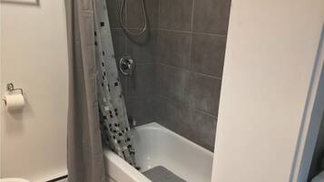 Hiustenkuivaaja, bidee, pyyhkeet, saippua