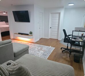 1 bedroom, desk, iron/ironing board, free WiFi - The Extravagant minimalist 2 (Gatineau)