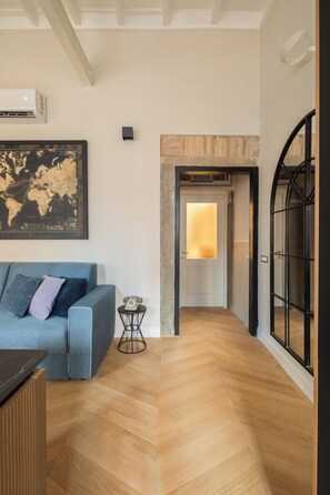 Smart TV, books, stereo