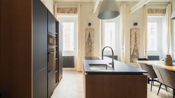 Kühlschrank, Mikrowelle, Ofen, Herdplatte