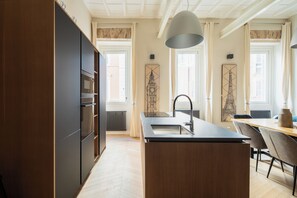 Kühlschrank, Mikrowelle, Ofen, Herdplatte