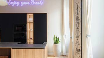 KĂŒhlschrank, Mikrowelle, Ofen, Herdplatte