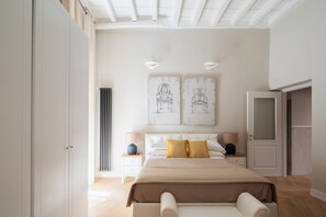2 Schlafzimmer, Zimmersafe, Schreibtisch, Bügeleisen/Bügelbrett