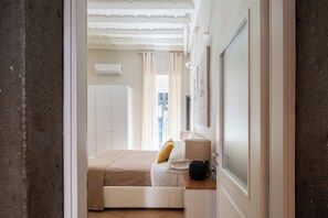 2 bedrooms, in-room safe, desk, iron/ironing board