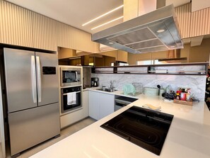 Réfrigérateur, four à micro-ondes, un four, surface de cuisson