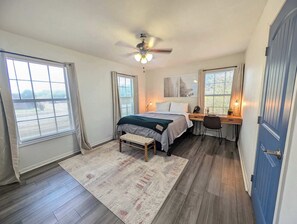 2 عدّة غرف نوم ومكتب ومكواة/لوح كي وواي فاي