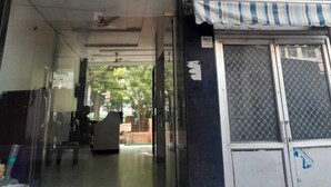 L’entrée d’un hôtel, avec une enseigne indiquant « GARE DE JAIPUR » et un numéro de téléphone.
