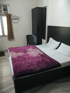 Double Room | Free WiFi, bed sheets - Hotel Jaipur Station (Jaipur)