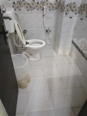 Ducha, artículos de tocador gratuitos, toallas, jabón