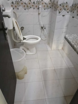 Ducha, artículos de tocador gratuitos, toallas, jabón