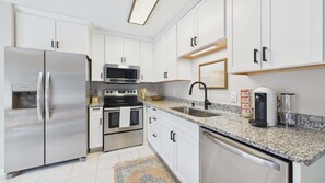 Refrigerador, microondas, parrilla de estufa y lavavajillas 