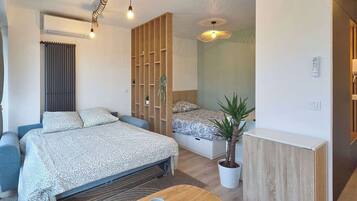 Iron/ironing board, WiFi, bed sheets
