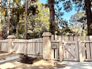 Property grounds - Fiddler’s Cove Resort 2BR | Steps2Sand, 2 Pools, Tennis & Pickleball (Hilton Head Island)