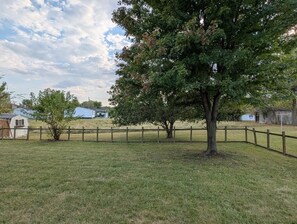 Property grounds - Pleasant 3-bedroom house with AC in Martinsburg (Martinsburg)