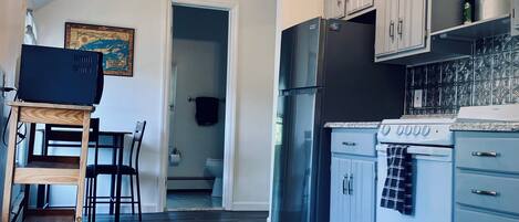 Mikrowelle, Ofen, Herdplatte, Wasserkocher mit Kaffee-/Teezubehör