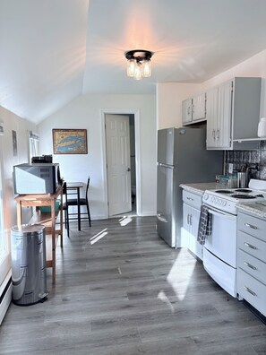 Micro-ondes, four, plaque de cuisson, cafetière/bouilloire