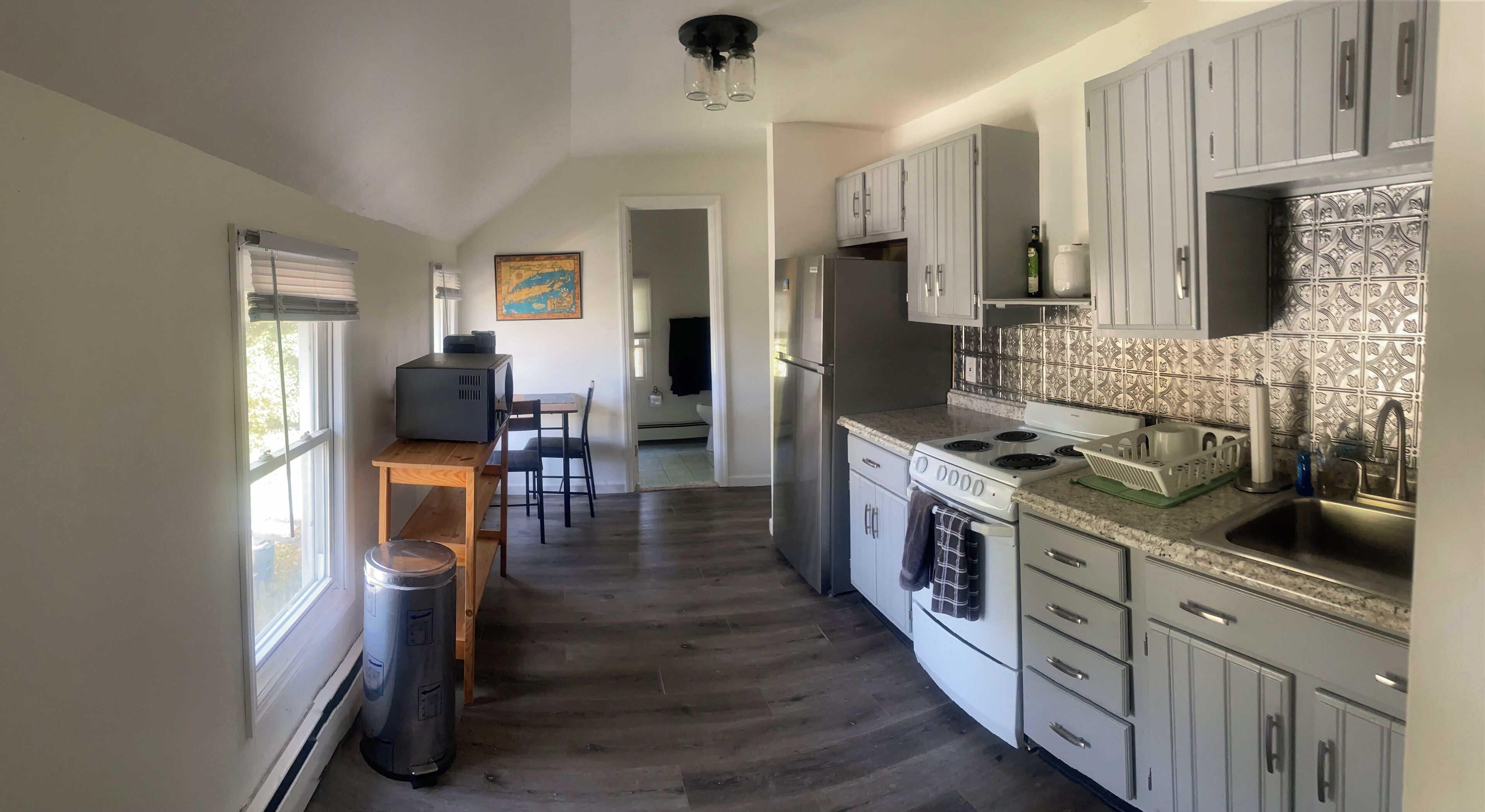 Microondas, horno, parrilla de estufa y cafetera y tetera 