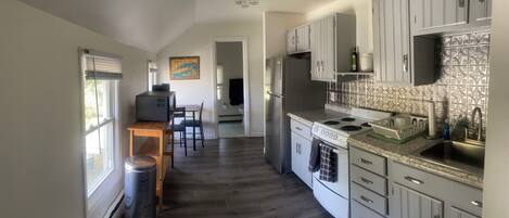 Micro-ondes, four, plaque de cuisson, cafetière/bouilloire