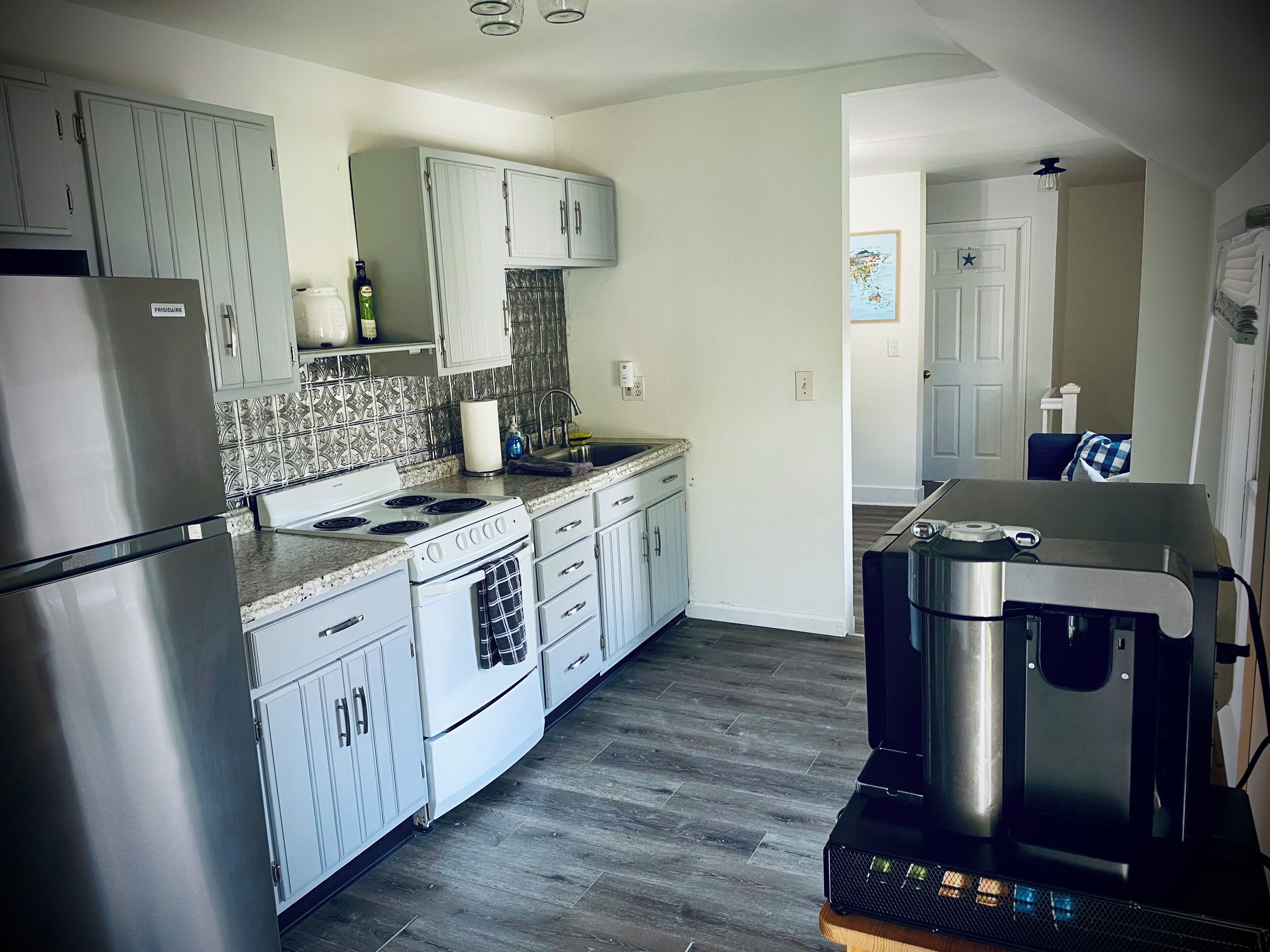 Microondas, horno, parrilla de estufa y cafetera y tetera 