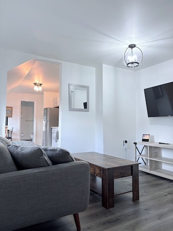 Smart TV. Peaceful private 2-bedroom house in Bayport. Amazing location!