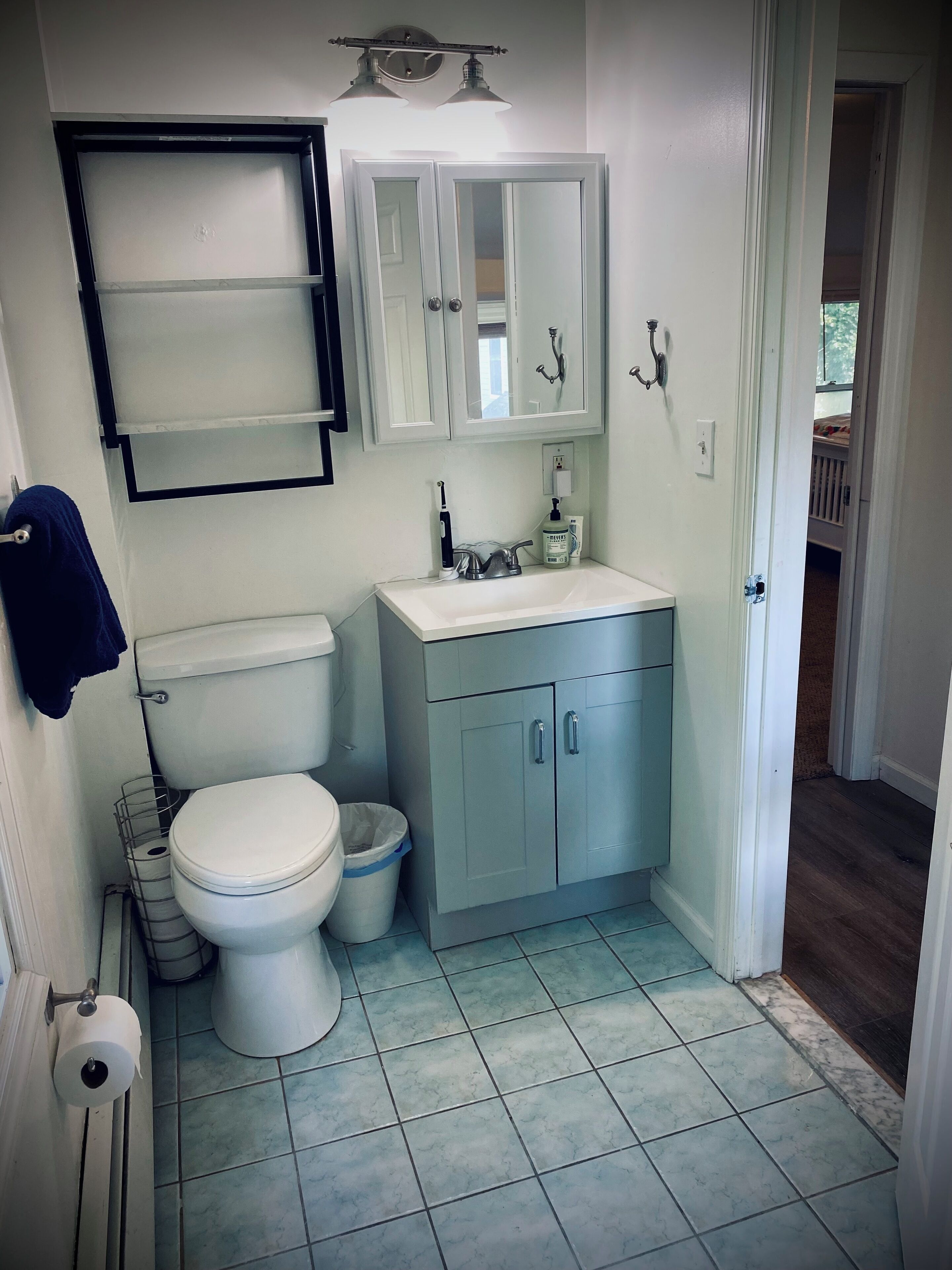 Toallas, jabón, papel de baño 