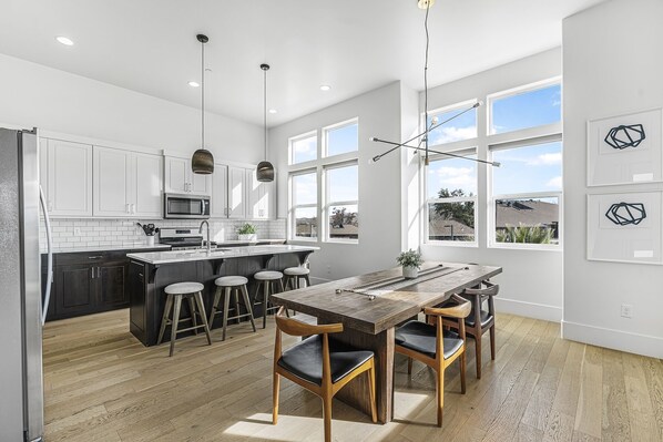 House, 6 Bedrooms | Private kitchen | Fridge, oven, coffee/tea maker, toaster