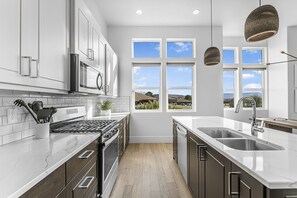 House, 6 Bedrooms | Private kitchen | Fridge, oven, coffee/tea maker, toaster