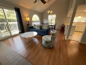 Appart'hôtel, 2 chambres | Coin séjour | TV connectée