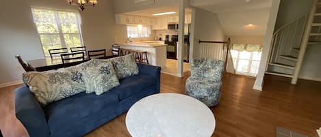 Appart'hôtel, 2 chambres | Coin séjour | TV connectée