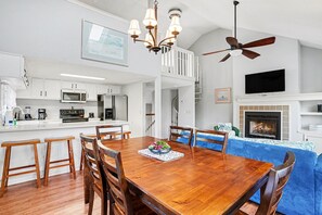 Condo, 2 Bedrooms | Dining