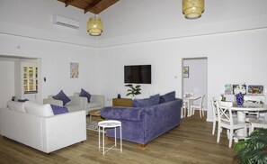 Biệt thự, 2 phòng ngủ | Khu phòng khách | Smart TV 