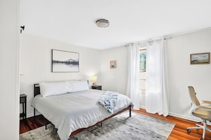 3 bedrooms, desk, iron/ironing board, free WiFi