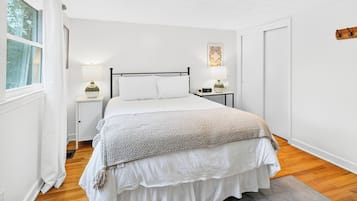 3 bedrooms, desk, iron/ironing board, free WiFi