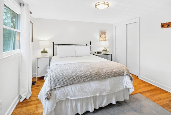 3 bedrooms, desk, iron/ironing board, free WiFi