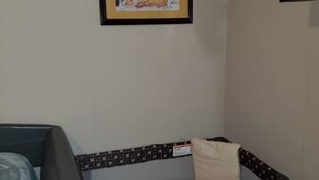 2 bedrooms, iron/ironing board, travel cot, free WiFi