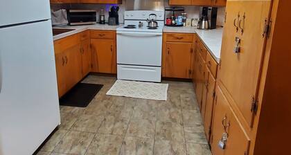 The Duplex - 2bed/1bath duplex unit family & pet friendly