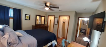 The Duplex - 2 bedroom/1 bath, full kitchen duplex unit - family & pet friendly.
