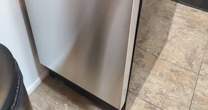 The Duplex - 2bed/1bath duplex unit family & pet friendly