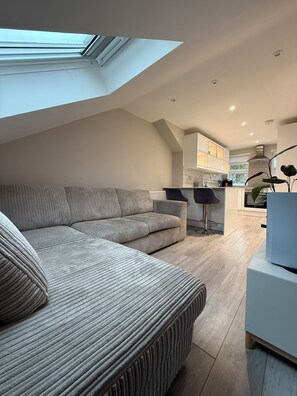 TV - Modern 1-Bed Flat w/Garden|Pets & Families Welcome (Walton-on-Thames)