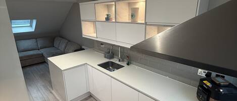 Micro-ondes, four, plaque de cuisson, lave-vaisselle