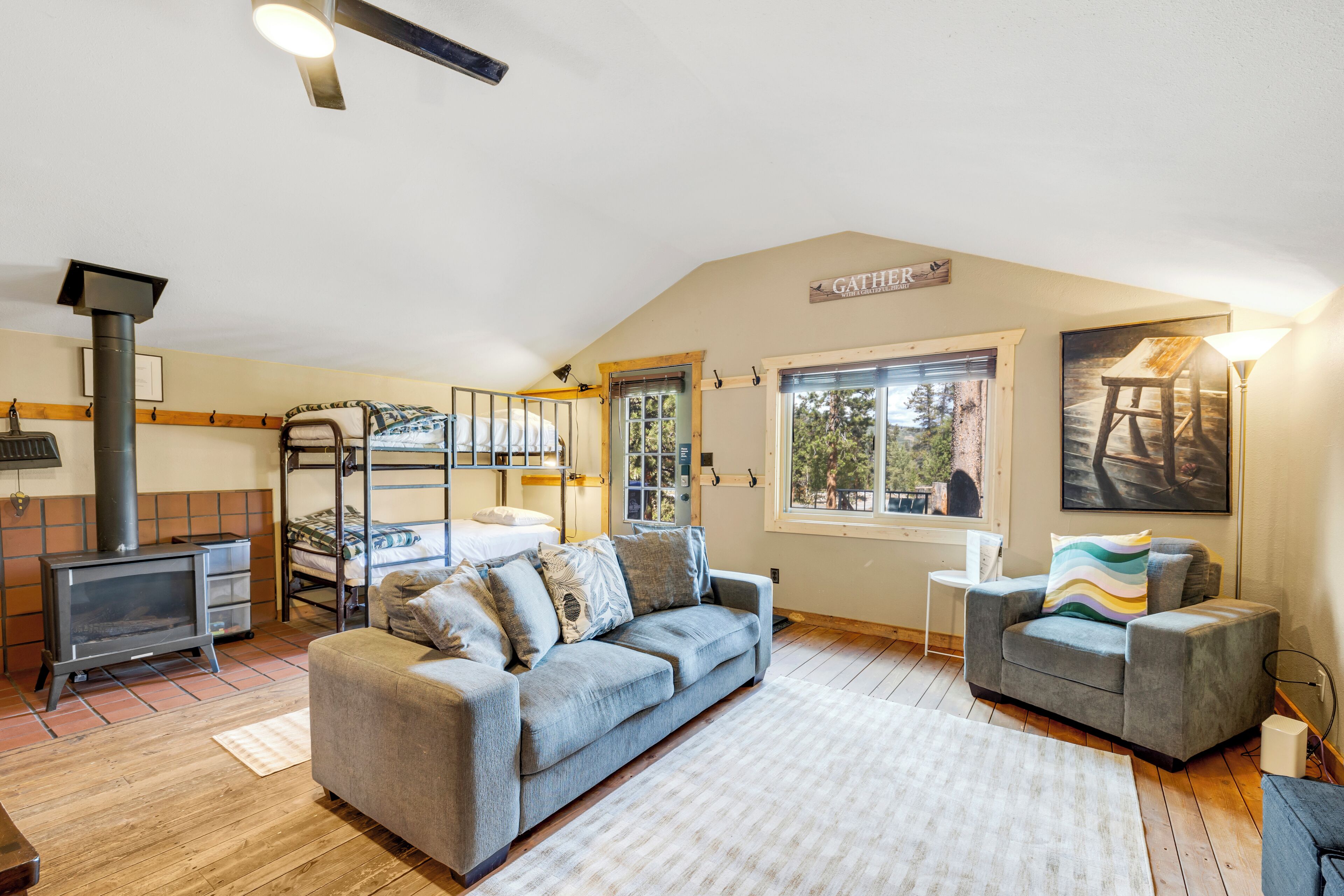 Televisión y chimenea 