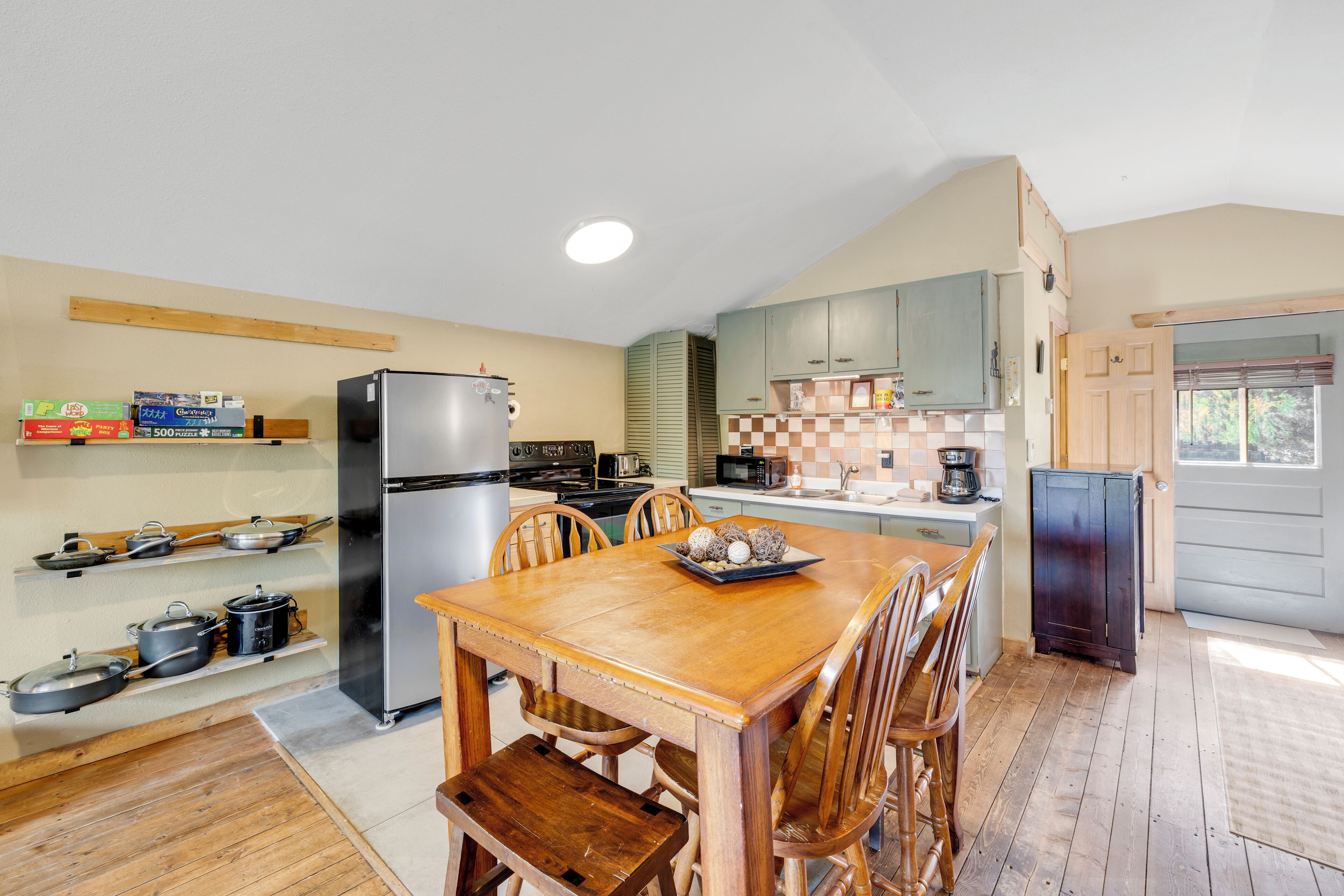 Køleskab, mikrobølgeovn, ovn, kogeplade