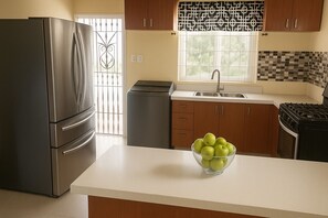 Kjøleskap, mikrobølgeovn, kokeplater og kaffetrakter/tekoker