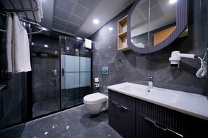 Shower, pengering rambut, handuk, dan sabun