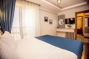 Suite Deluks, balkon, pemandangan kota | Kedap suara, setrika/meja setrika, dan Wi-Fi gratis