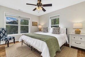 4 bedrooms, desk, iron/ironing board, travel cot - Ridgeview Retreat with Firepit and Mountain Views (Barnardsville)