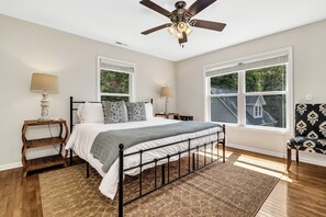 4 habitaciones, escritorio y tabla de planchar con plancha 