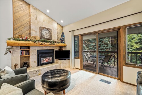 Charming Townhouse on Burgess Creek, Sauna, Winter Shuttle