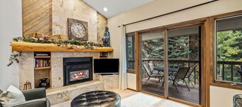 Charming Townhouse on Burgess Creek, Sauna, Winter Shuttle